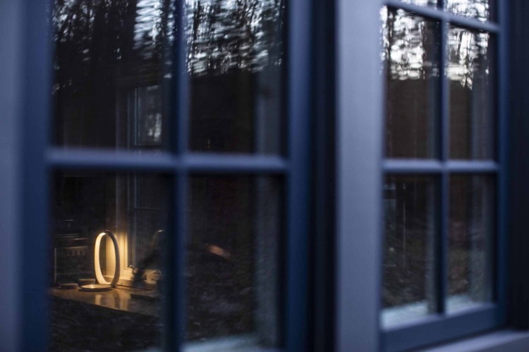 Lampada Anisha di Foscarini, tavolo