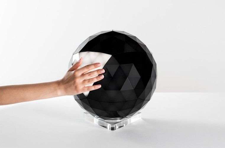 Artemide Huara; con un tocco, si possono accendere parti della sfera